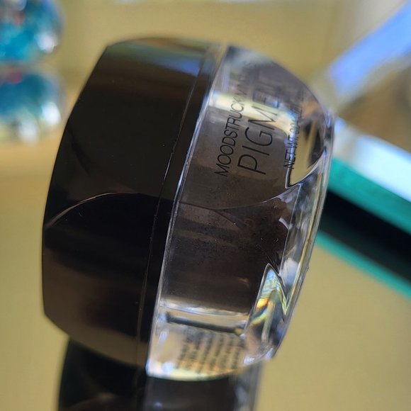 Younique Pigment Powder Eye Shadow in Risque (charcoal matte) - Picture 1 of 3